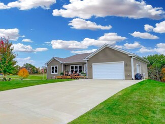 934 Falling Star Ln, Harpers Ferry, IA 52146