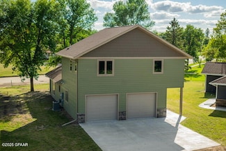 109 Elm Ave, Hallock, MN 56728