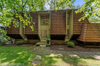 6897 Deerhill Dr, Clarkston, MI 48346