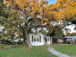 814 12th St, Bandera, TX 78003