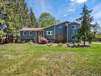 579 S Hospital Rd, Waterford, MI 48327