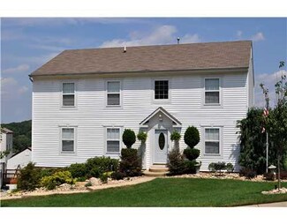 1207 Sandstone Ct E, Tarentum, PA 15084