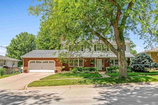 927 Southlawn Dr, Iowa City, IA 52245