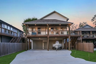 3707 Oakview St, Bacliff, TX 77518