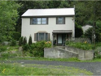 1067 Gen Knox, Russell, MA 01077