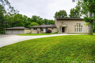 19580 Parke Ln, Grosse Ile, MI 48138