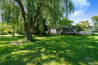 736 Academy Rd, Holly, MI 48442