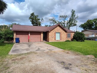 26 Ivy Ct, Freeport, TX 77541