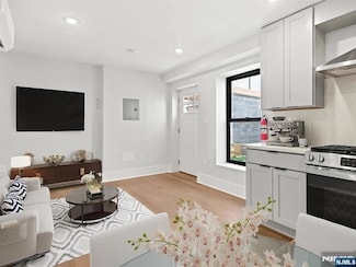 13 Manhattan Ave, Jersey City, NJ 07307