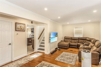 44 Ruxton St, New Hyde Park, NY 11040