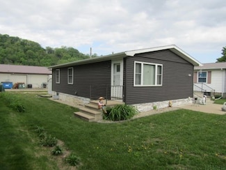 526 S 4th St, Guttenberg, IA 52052