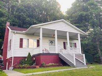 35 Tohnnys Way, Mount Hope, WV 25880