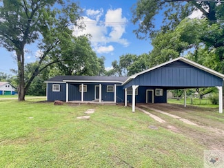 218 S Centre St, de Kalb, TX 75559