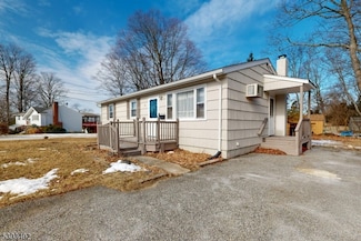 8 Lakeview Rd, Stockholm, NJ 07460