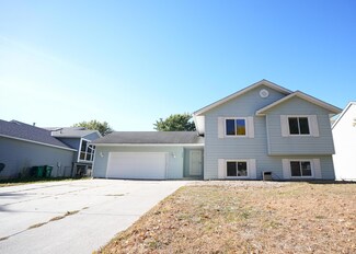 988 Kettle Creek Rd, Saint Paul, MN 55123