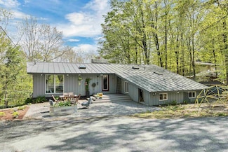 1893 Willard Rd, Hartford, VT 05059