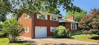 104 W Maplewood Dr, Clarksville, IN 47129