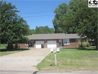 806 E 43rd Ave, Hutchinson, KS 67502