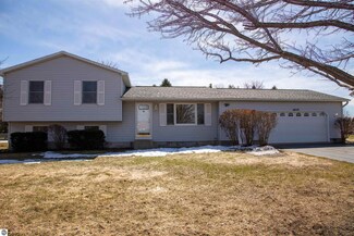 6039 London Dr, Traverse City, MI 49685