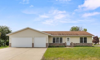 116 Cedar Dr S, Lester Prairie, MN 55354