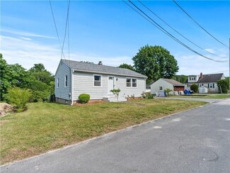 15 Paquin St, Warren, RI 02885