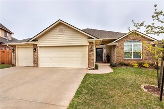 2113 SE 9th St, Moore, OK 73160