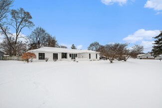 840 Crystal Dr, Jenison, MI 49428