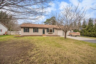 14135 Luckett Ln, Grand Haven, MI 49417