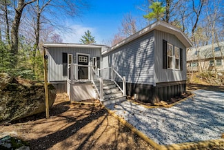 696 Long Shores Dr, Barrington, NH 03825