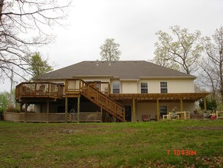 18275 N Whispering Oaks Dr, Centralia, MO 65240