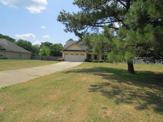 2 Summershade Ct, Fort Mitchell, AL 36856