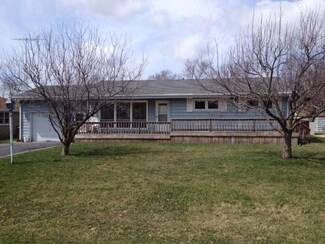 26 E Circle Dr, Saint Anne, IL 60964
