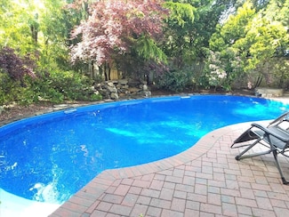 24 Sycamore St, Melville, NY 11747