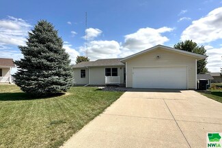 1262 10th Avenue Cir NE, Sioux Center, IA 51250