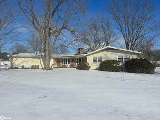 304 S Cedar St, Wapello, IA 52653