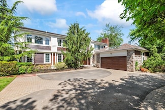 34 Barrett Rd, Lawrence, NY 11559