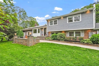 69 Bankside Dr, Centerport, NY 11721
