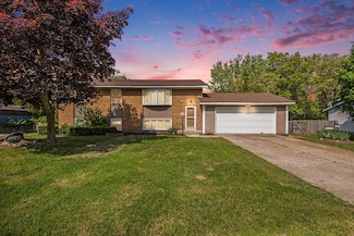 3749 Summit View Dr NE, Grand Rapids, MI 49525