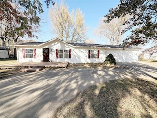 410 Park Ave, Buckner, MO 64016