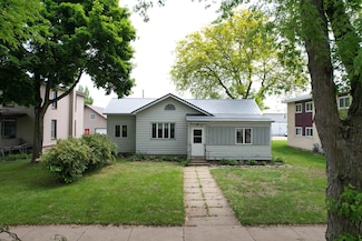 220 S Wacouta Ave, Prairie Du Chien, WI 53821