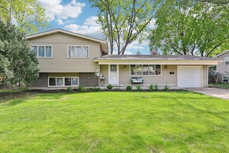 1 Surrey Ln, Crystal Lake, IL 60014