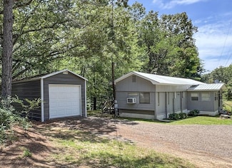 109 County Road 517, Como, MS 38619