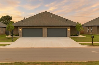 2807 Josie Cir, Midwest City, OK 73130