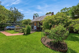 51 W Donellan Rd, Hampton Bays, NY 11946