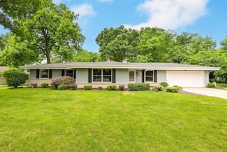 2975 S Sandra Ln, New Berlin, WI 53151