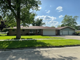 211 N Main St, Herscher, IL 60941