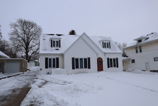 114 5th St, Walnut, IL 61376