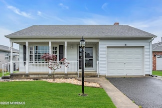 8 Thronbury Ct, Toms River, NJ 08757