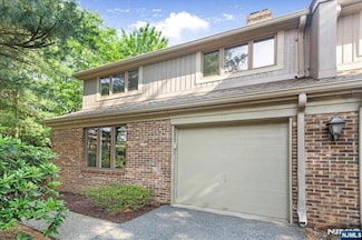 77 Cummings Ct, Mahwah, NJ 07430