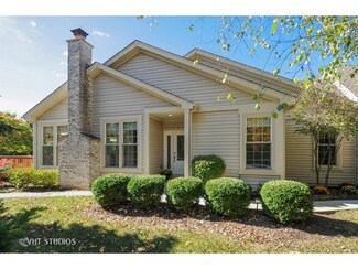 900 Heathrow Ln, Naperville, IL 60540